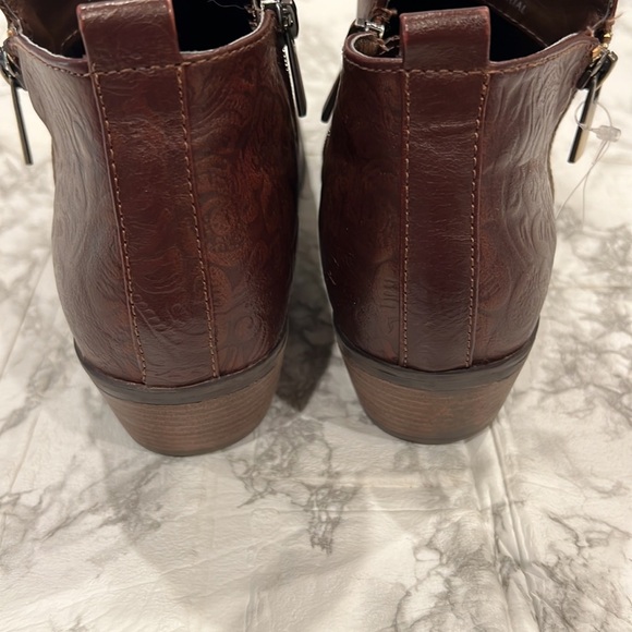Xappeal Cognac Faux Leather Ankle Booties w/ Tooled Floral Design ~ Size 7.5 - Picture 3 of 7